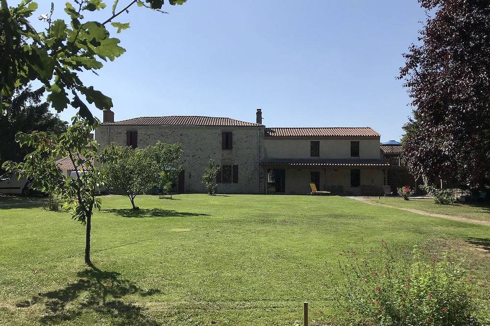 Ancien presbytère du 17ème au cœur de La Vendée in La Copechagnière, Vallée de la Loire