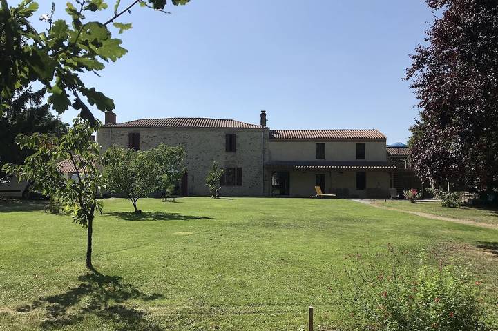 Gîte pour 4 personnes, avec terrasse et jardin à La Copechagnière