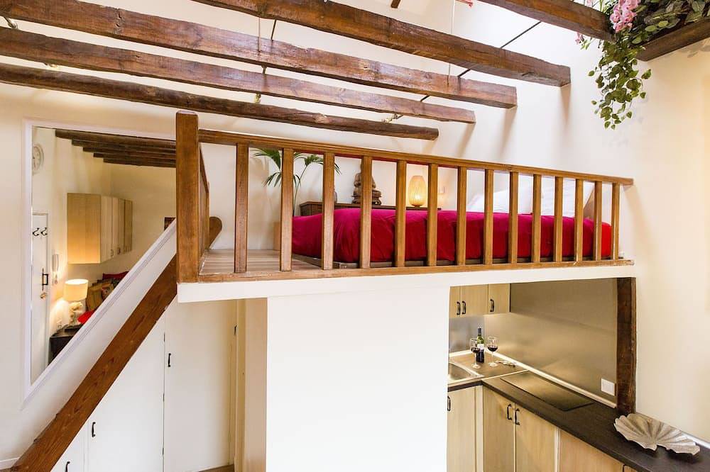 Entire apartment, Sunny n quiet penthouse in the center in Centro (Madrid), Madrid