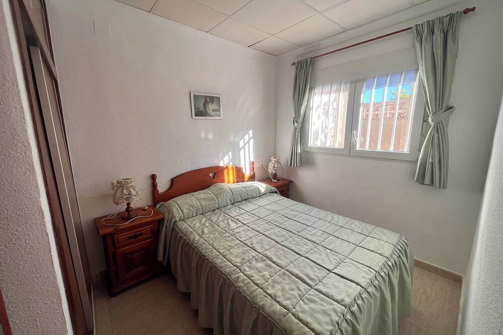 Apartamento entero, Casa nueva (para estrenar) a 40 m de la playa. Niños y mascotas son bienvenidos in Playa Moncayo, Guardamar del Segura