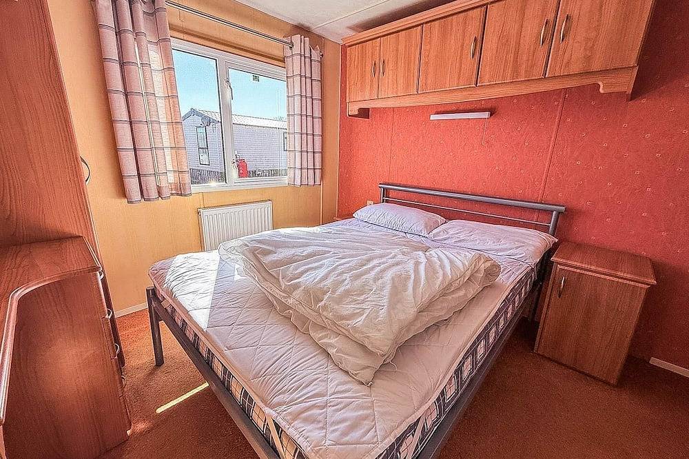 Spacious caravan for hire with decking by the beach in Suffolk in Lowestoft, Sunrise Coast