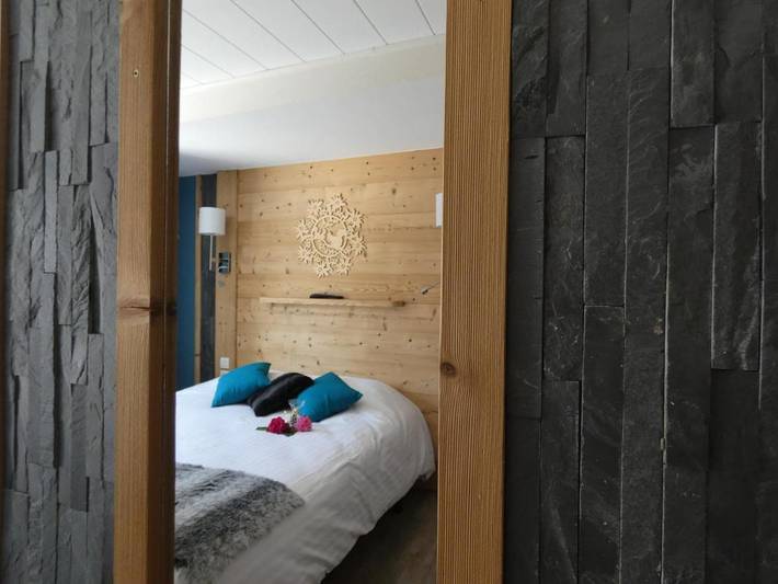 Hôtel pour 2 personnes, avec terrasse dans Office De Tourisme De Pole De Thones Val Sulens - 4