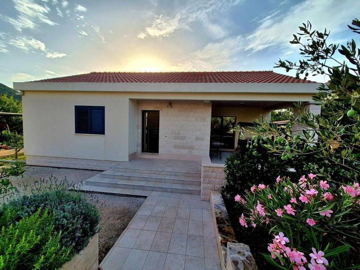 Ferienhaus für 4 Personen, mit Ausblick und Garten