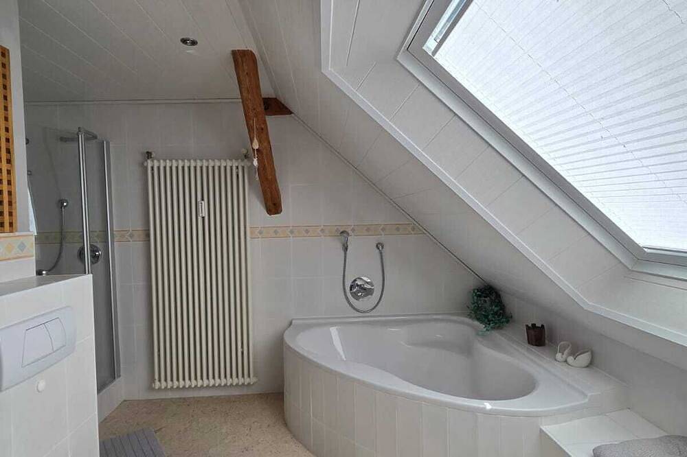Ganze Wohnung, Moderne Ferienwohnung im Grünen – Seen, Radwege & Events in der Nähe, 4 Pers. in Korbach, Waldecker Land