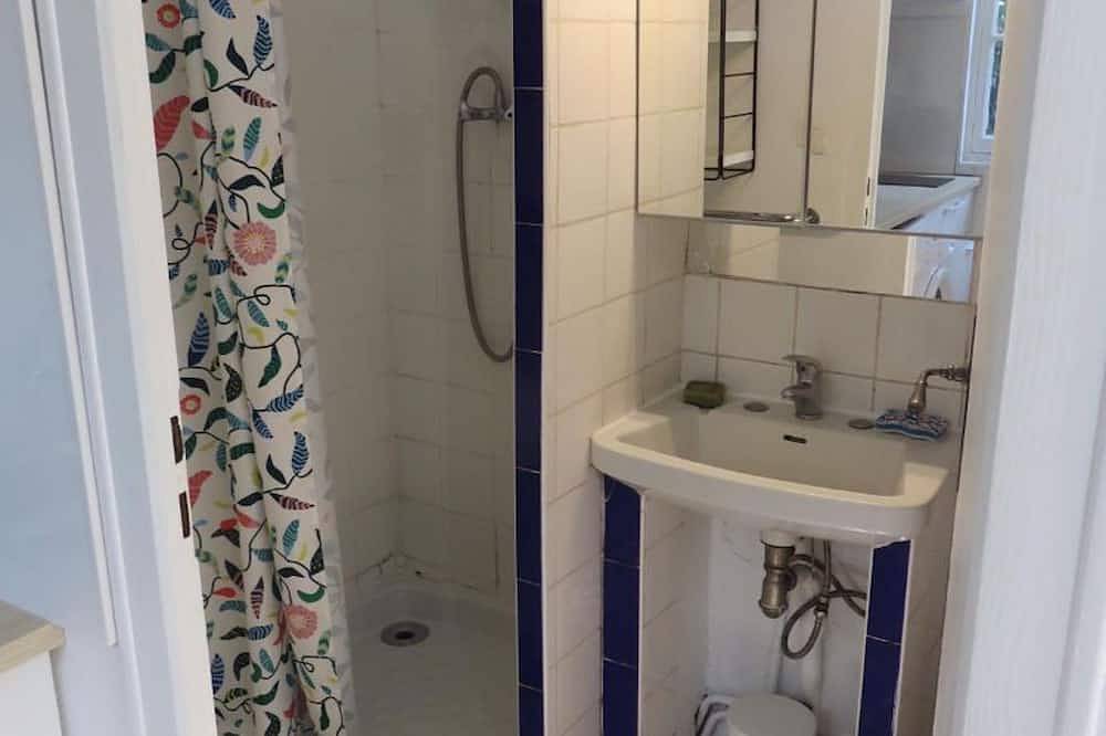 Toulon-Mourillon: studio apartment with private courtyard, 700 m from beaches.  in Tolón, Region de Toulon