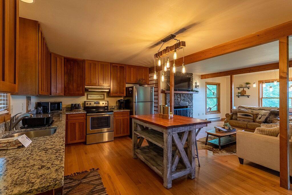 Parkway Hideout - privacy, hot tub, views, pool table close to Boone and Blowing Rock in Blue Ridge Parkway, Aho