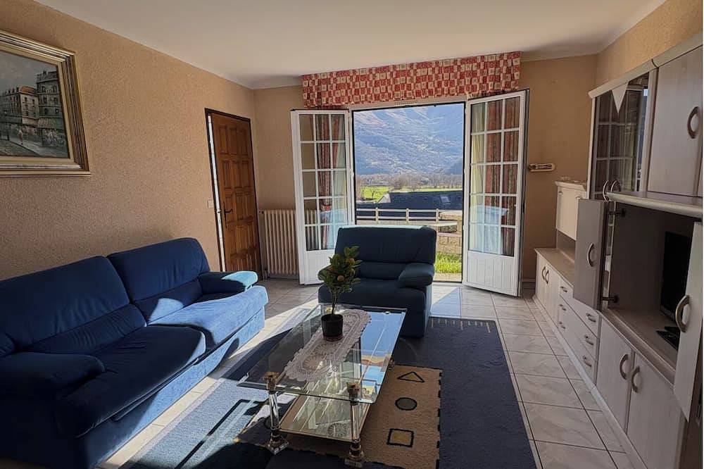Appartement entier, Villa Pyrénéenne, vue et piscine in Ayzac-Ost, Pyrénées