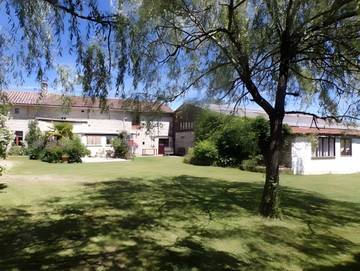 Gîte pour 5 personnes, avec jardin, animaux acceptés à La Chapelle-Pouilloux