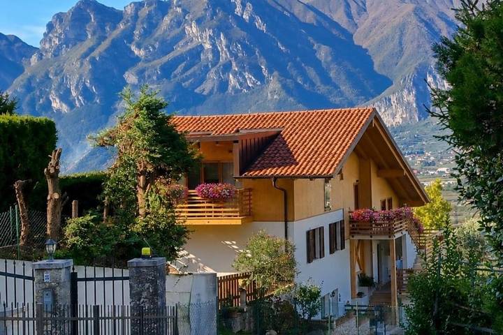 Alojamiento y desayuno para 2 personas, con Jacuzzi y Terraza además de Jardín y Sauna en Arco