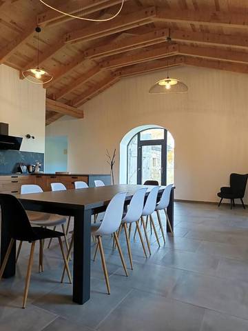 Gîte pour 9 personnes, avec terrasse à Colombier-le-Vieux