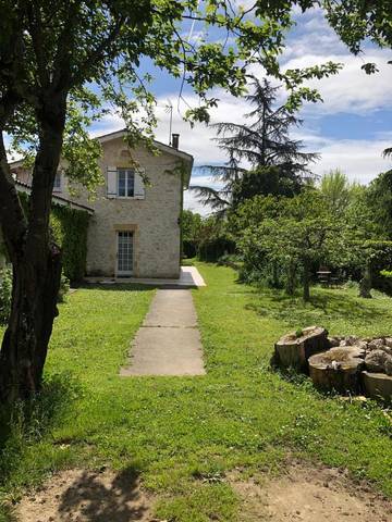 Gîte pour 2 personnes, avec jacuzzi et jardin à Pineuilh