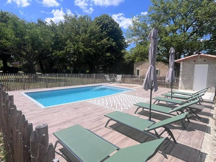 Gîte pour 8 personnes, avec Terrasse ainsi que Jardin et Piscine à Château-l'Évêque