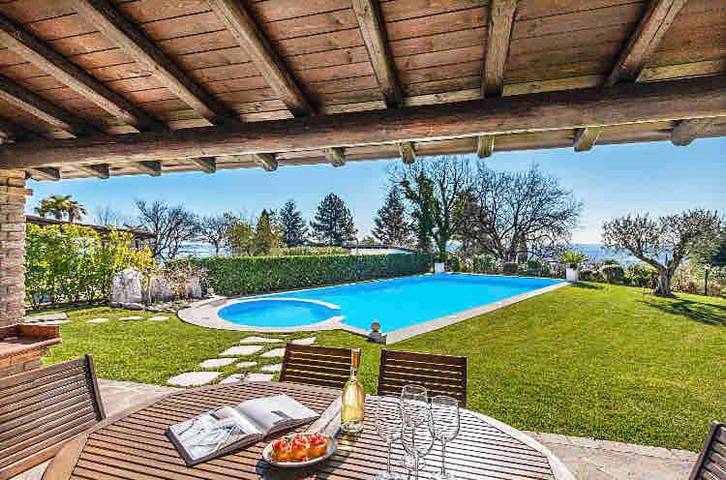 Villa per 5 persone, con giardino e panorama nonché piscina e vista lago a Padenghe sul Garda