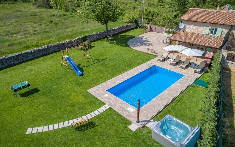 Villa per 6 persone, con giardino e piscina nonché terrazza a Marzana (Istria)