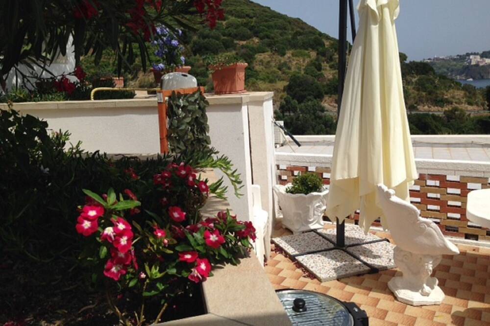 Conti Holiday Homes - Oleander with terrace overlooking the sea in Ponza, Lazio