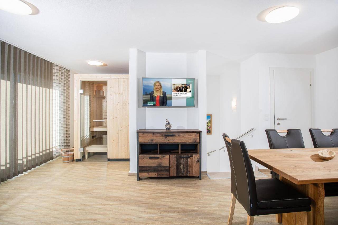 H21 - Modernes Ferienhaus 145qm, 4Sz, Wellnessbereich mit Sauna und Dachterrasse mit Panoramablick, Kühlen und Heizen mit Geothermie in Tuxer Alpen, Fügen
