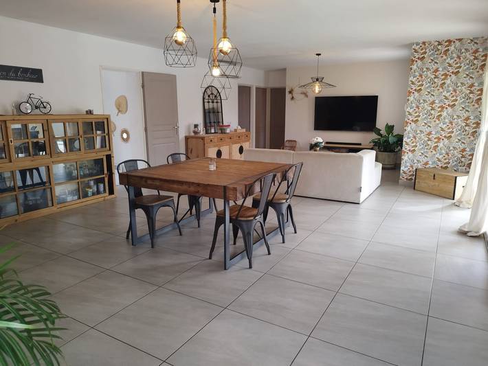 Location de vacances pour 6 personnes, avec piscine ainsi que terrasse et jardin à Sénas - 3