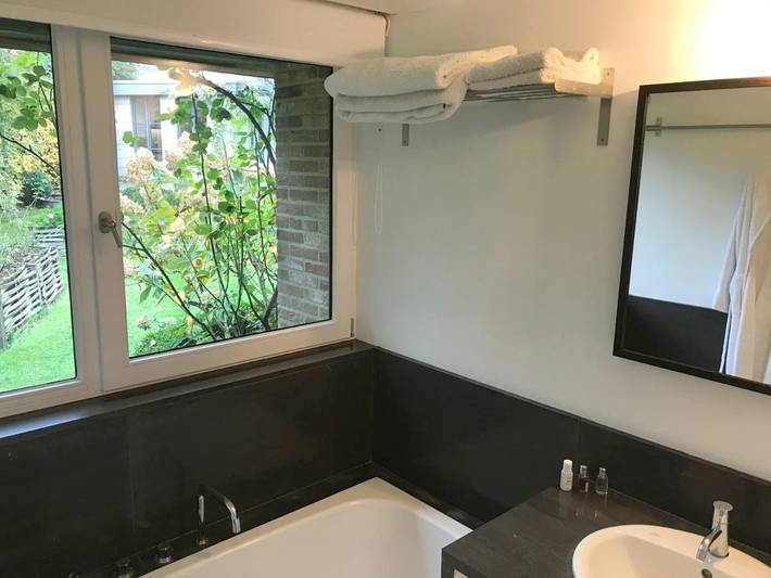 Location de vacances pour 3 personnes, avec terrasse ainsi que jardin et vue à Lasne - 4