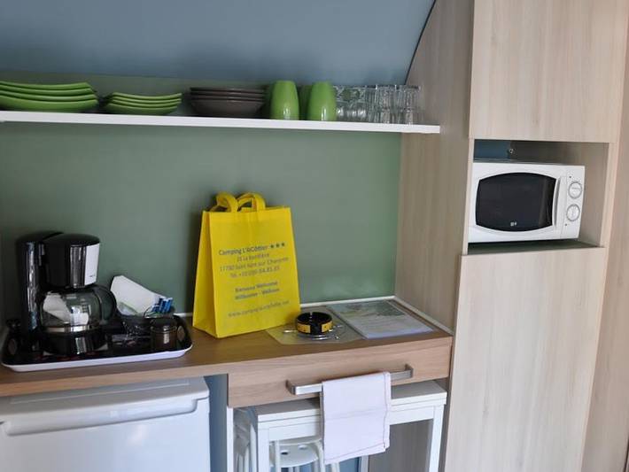 Flower Camping L'Abri-Côtier - Accommodation 4 persons - Coco Sweet 16 m² (2 bedrooms - sleeps 4) Without Tv in Saint-Nazaire-sur-Charente, Rochefort region
