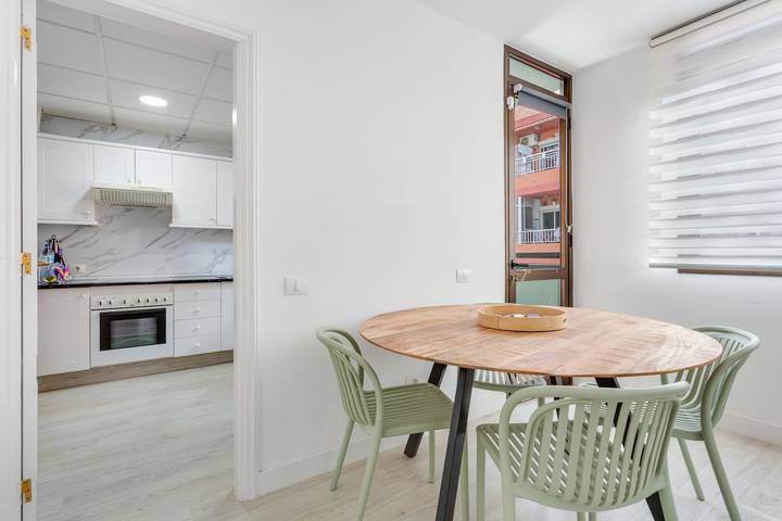 Entire apartment, Vacation Apartment 'Brisa Beach El Médano' with Balcony, Wi-Fi and Air Conditioning in Playa el Médano, Granadilla de Abona