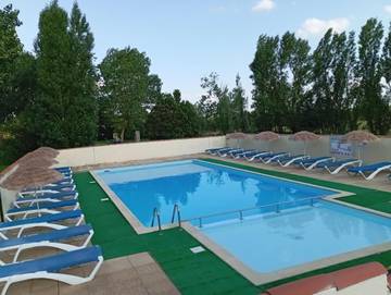 Camping pour 4 personnes, avec jardin et piscine ainsi que vue et terrasse, animaux acceptés à Longeville-sur-Mer