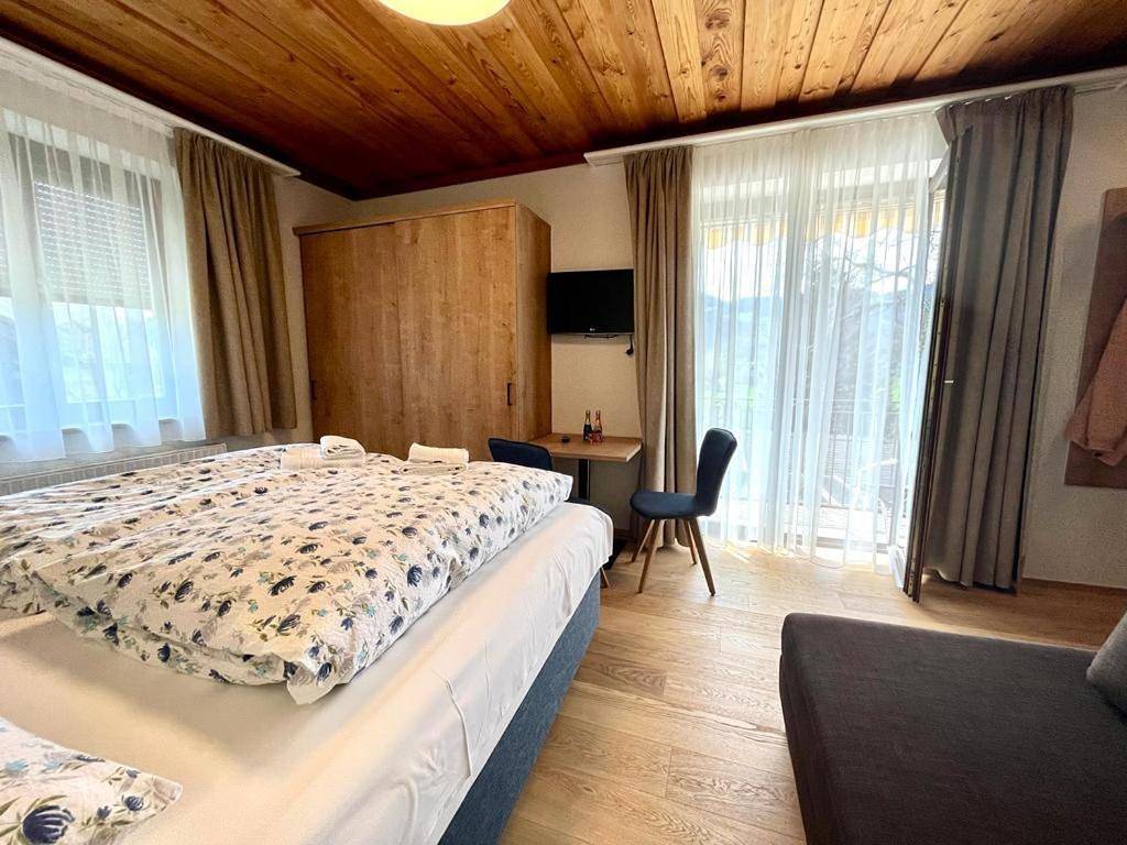 Classic Triple Room in Salzkammergut-Berge, Hallein