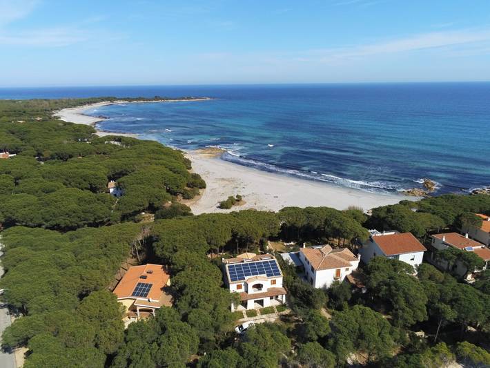 Appartement entier, Appartement « La Corte Degli Ulivi B » avec vue mer, Wi-Fi et climatisation in Spiaggia Sa Mattanosa (Orosei), Orosei