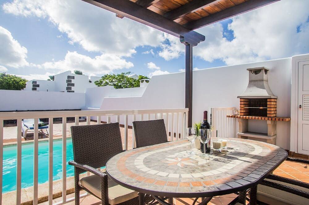 Villa Cara: Beautiful modern villa with gated heated pool & air con. in Playa Blanca, Yaiza