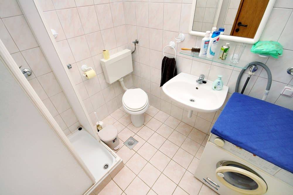 Ganze Wohnung, 2-Zimmer-Ferienwohnung mit Terrasse und Meerblick Kosljun, Pag in Pag Stadt, Pag