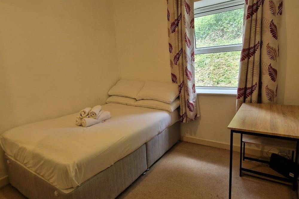 Entire apartment, Tidy, Spacious & Quiet 2Bd on Edge of Cork City in Cork, County Cork