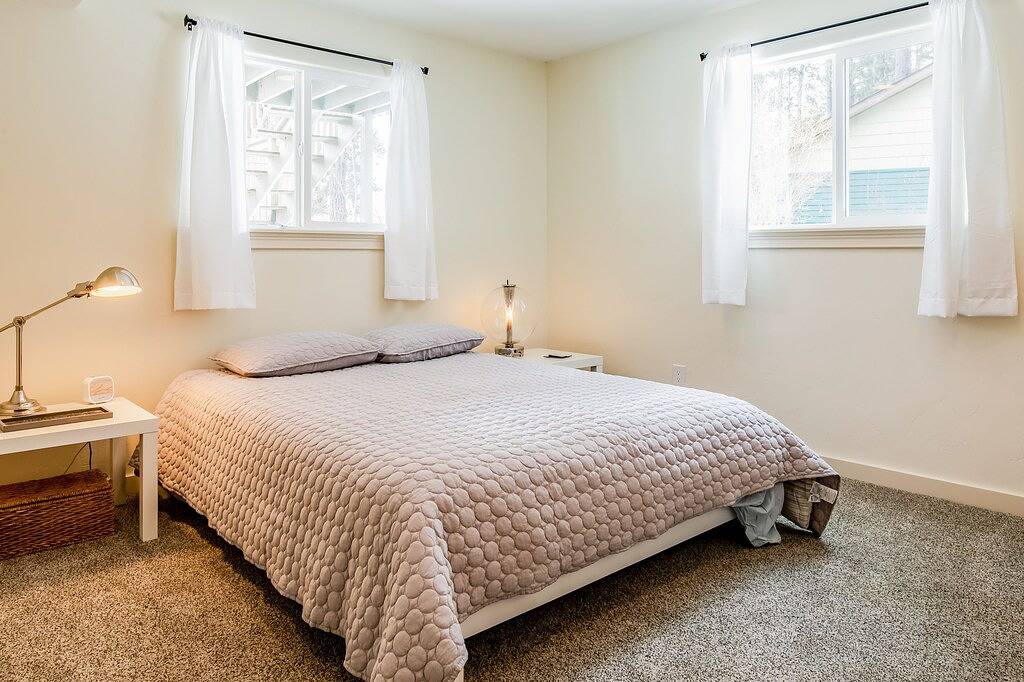 Uriges, zweistöckiges Haus mit voll ausgestatteter Küche, möblierter Terrasse und eingezäuntem Garten in Woods Bay, Flathead Nationalwald