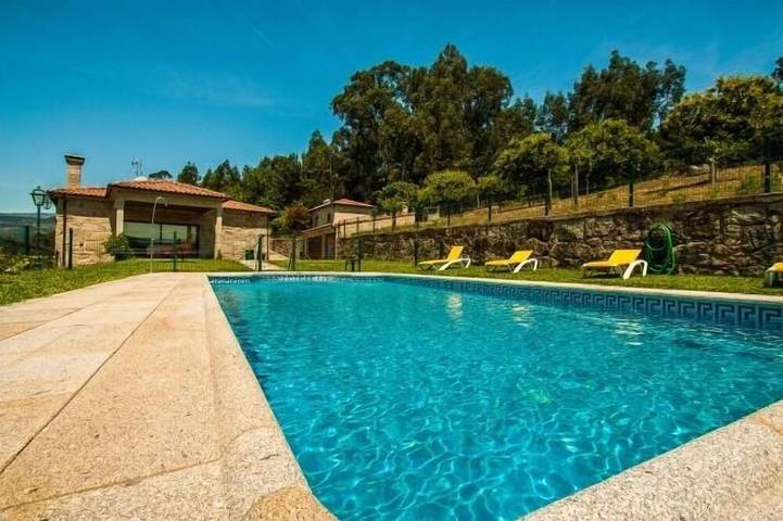 Gîte pour 16 personnes, avec jardin et piscine