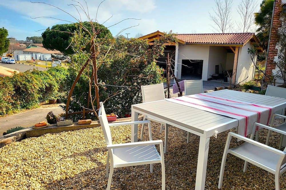 Charming little Landaise house, completely renovated, in the heart of a pretty village. in Léon (France), Côte d’Argent