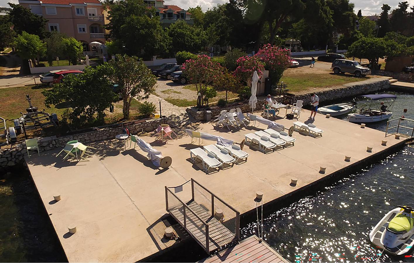 Ganze Ferienwohnung, Gemütliche Wohnung mit Terrasse, WLAN und 500 m zum Strand in Plaža Morovička, Općina Sveti Filip i Jakov