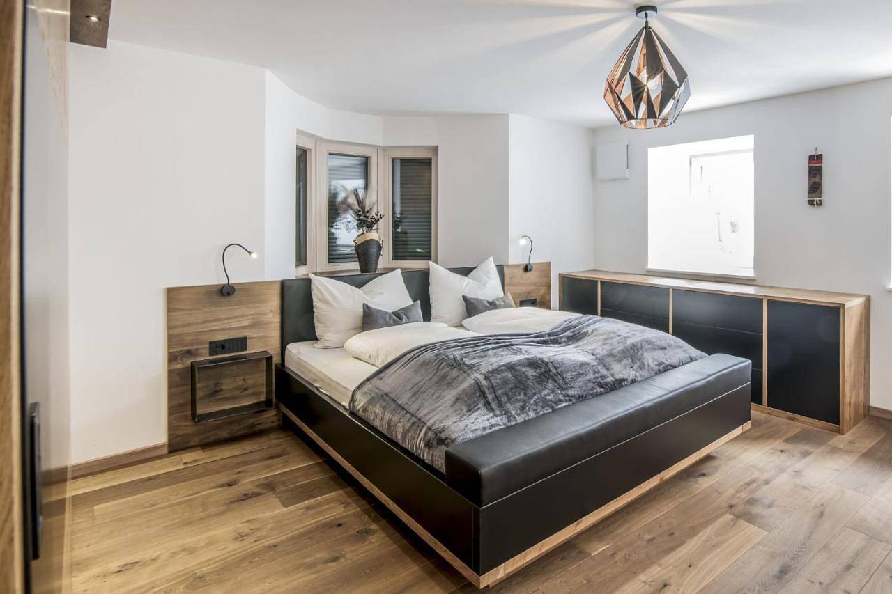 Ganze Wohnung, Stylish Alpine Apartment with Terrace, Fireplace & Mountain View near Sterzing - Villa Tribulaunblick in Gossensaß, Brenner
