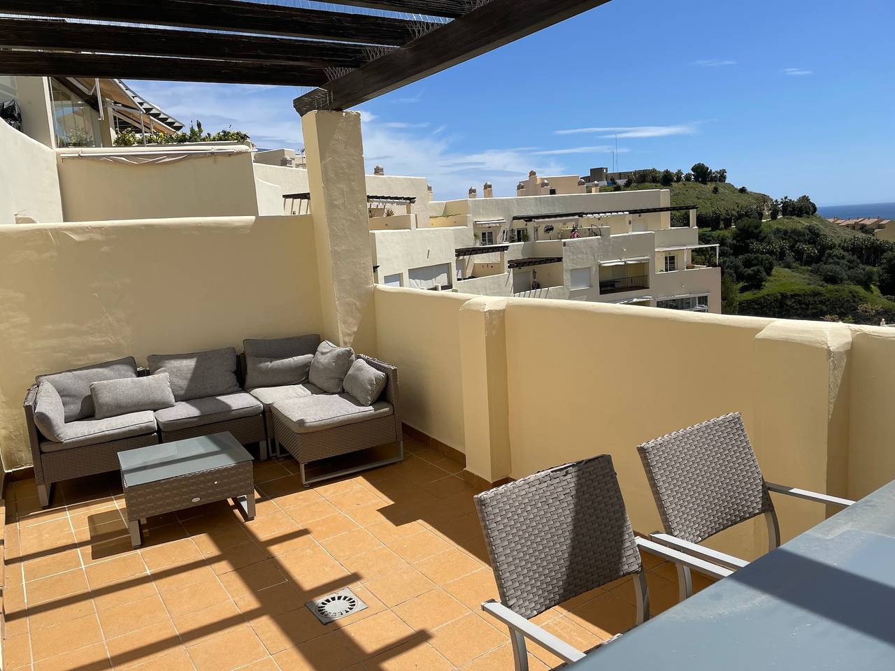 Apartamento inteiro, Apartamento 'Benalmadena Home' com vistas para o mar, Wi-Fi e ar condicionado in Torrequebrada, Benalmádena