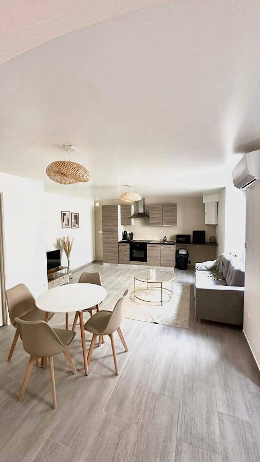 Appartement entier, One-Bedroom Apartment in Colombiers, Côte d'Améthyste