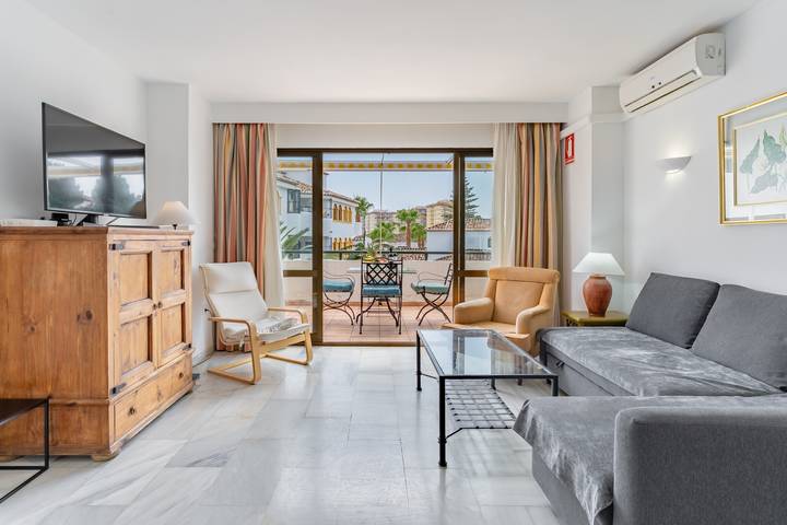 Entire apartment, Apartment 'Puebla Lucia Fuengirola' with Shared Pool, Wi-Fi and Air Conditioning in Fuengirola Centre, Fuengirola