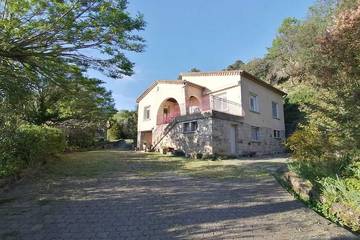 Gîte pour 6 personnes, avec terrasse à Les Salelles