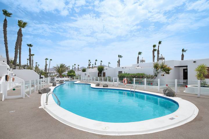Ganze Wohnung, Apartment "Puerto Chico E" mit Meerblick, gemeinschaftlich genutztem Pool, Terrasse und WLAN in Playa Blanca, Yaiza