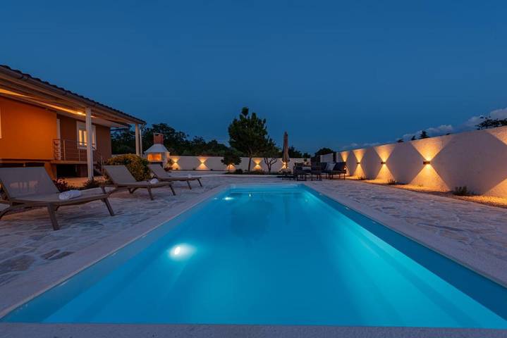 Ferienhaus für 6 Personen, mit Whirlpool und Terrasse sowie Garten und Pool
