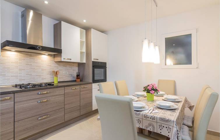 Charmantes Apartment mit einem Schlafzimmer und Terrasse, in der Nähe der Küste und des Stadtzentrums in Trget, Ostküste Istrien