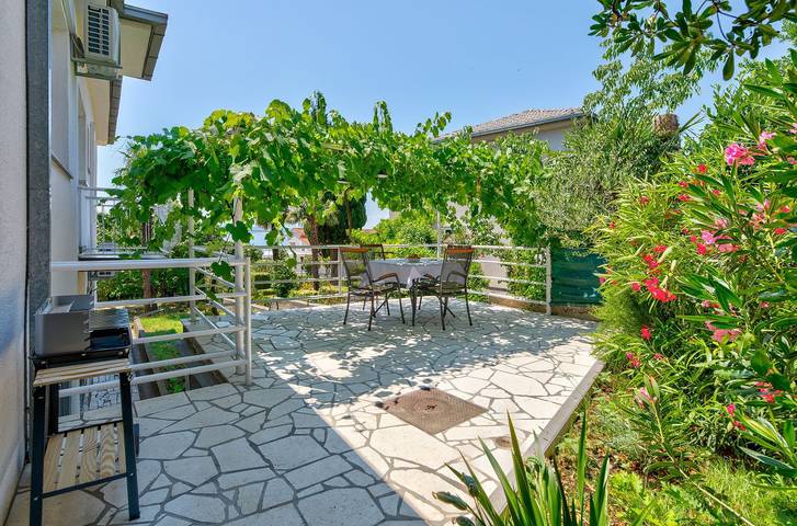 Ganze Wohnung, Lauschiges Apartment nur 200 Meter zum Sandstrand mit Meerblick, Grill, Klima in Crni molo, Crikvenica