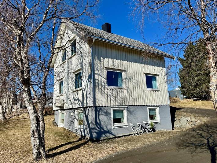Location de vacances pour 5 personnes, avec jardin et vue à Leknes