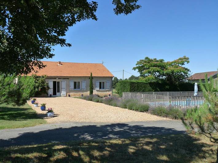Location de vacances pour 6 personnes, avec piscine ainsi que terrasse et jardin à Vergt - 4