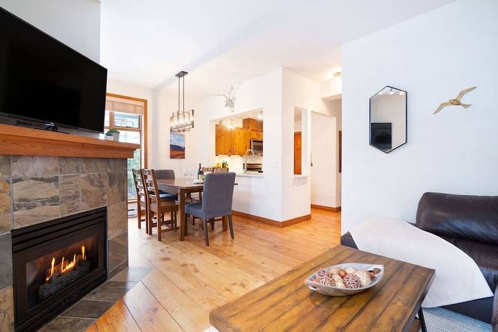 Villa for 7 people, with hot tub and balcony as well as pool in Canada