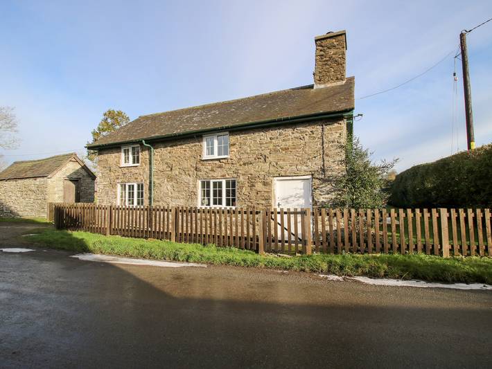 Cottage for 4 people, with garden, with pets in Clun