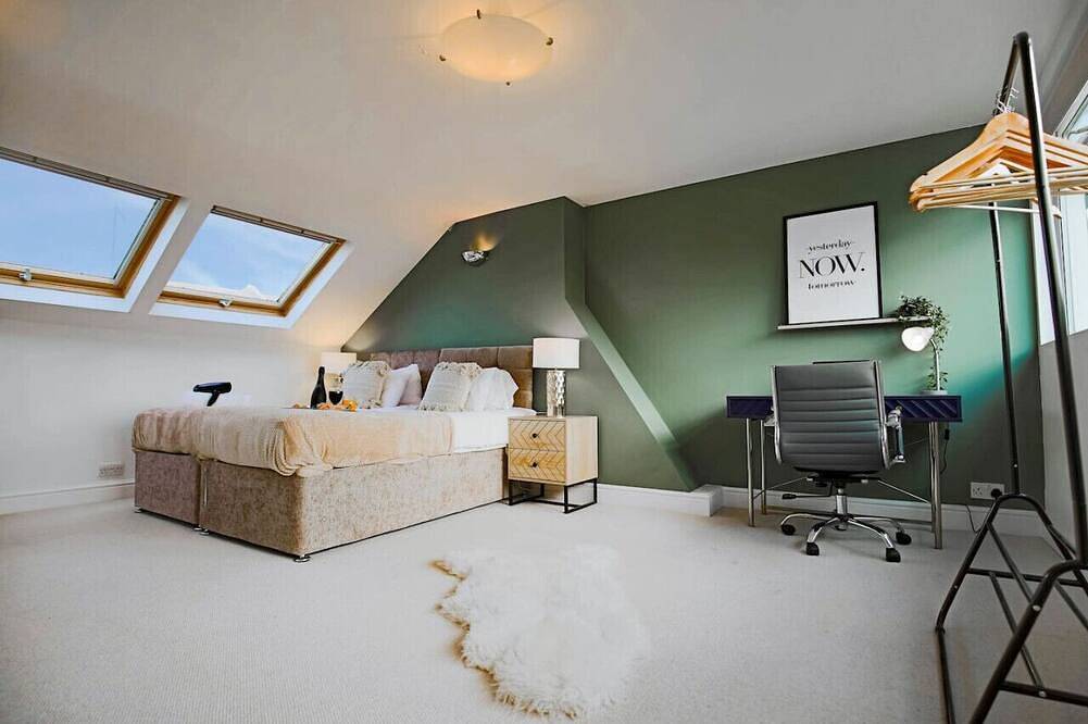 Spacious House • Central Location • Pool Table • Smart Tv • Free Parking in Northampton, Northamptonshire
