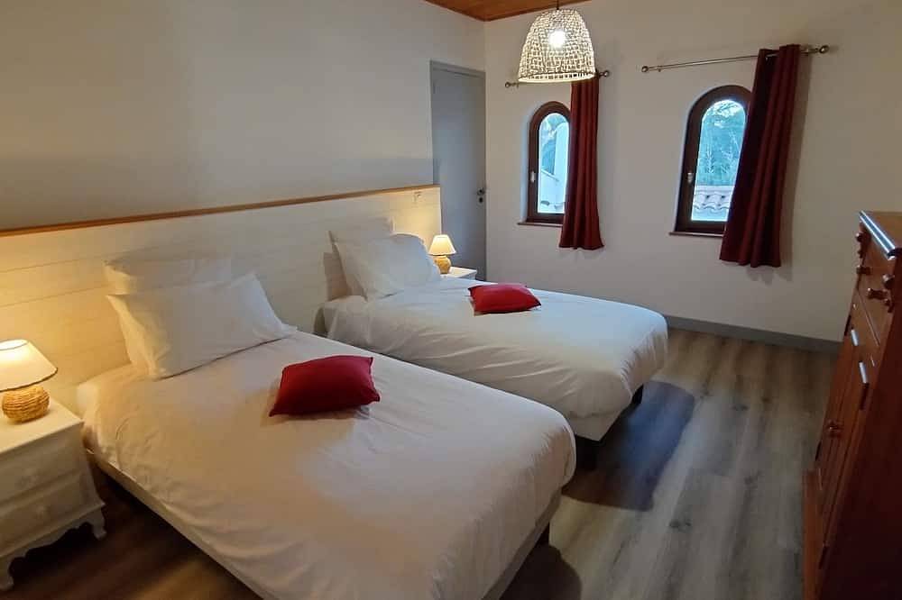 Gîte L'Amandier situé au calme au milieu des pins et proche des plages in Béziers, Côte d'Améthyste
