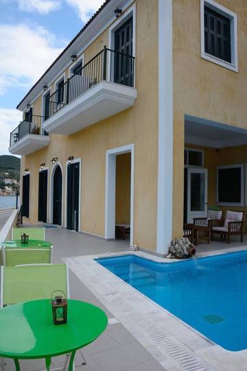 Gîte pour 2 personnes, avec piscine ainsi que jacuzzi et balcon dans Vathy